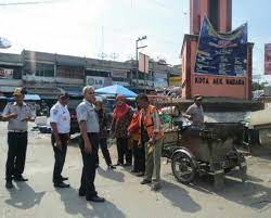 Kemudian didapat identitasnya yaitu bernama holmes sibuea, 40 tahun, yang beralamat di aek nabara, bilah hulu, kabupaten labuhanbatu. Infopublik Dishub Labuhanbatu Tertibkan Lalu Lintas Dan Pedagang