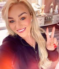 HAPPY FRIDAY! ✌🏻😁 It's ALWAYS a Good Friday when you've just released a  new tune! 🤭 THANKYOU for the love so far, she's flying! 'When the new  wears off of our love'