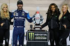 Drivers race during the nascar sprint cup series hollywood casino 400 at kansas speedway on october 18, 2015 in kansas city, kansas. Nascar Sprint Cup First Win For Martin Truex Jr At Kansas Speedway Snaplap