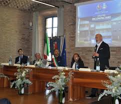 Nato strabico, fu operato a 10 anni da un oculista distratto e rimase tale. 3 Elia Minari Bruno Frattasi Nicola Cesari Luciana Lamorgese Stefano Bonaccini Associazione Antimafia Cortocircuito