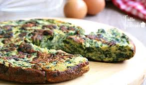 Quando volete fare la frittata di spinaci al forno, una volta lessati gli spinaci bisogna strizzarli bene e tritarli a coltello, in una padella con 3 cucchiai di olio farli saltare per qualche minuto aggiustando di sale. Frittata Di Patate E Spinaci Al Forno Tutto Fa Brodo In Cucina
