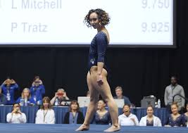 La ginnastica ritmica consiste in esercizi a corpo libero o con maneggio di piccoli attrezzi quali la palla, la fune, il cerchio, il nastro e le clevette eseguiti con accompagnamento musicale. La Ginnasta Katelyn Ohashi Incanta Tutti Ballando Sulle Note Di Michael Jackson Radio 105