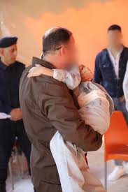 مراكز الإصلاح والتأهيل تستقبل ذوي النزلاء خلال العيد ضمن جهودها الإنسانية  الهادفة إلى تعزيز قيم التماسك والتكافل الاجتماعي لدى النزلاء، وتمكينهم من  التواصل مع أسرهم، فتحت مراكز الإصلاح والتأهيل أبوابها أمام الزيارات