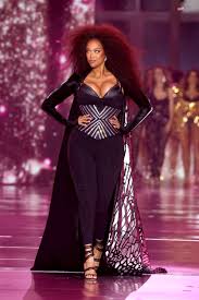 Tyra Banks, 50 tuổi, trở lại sàn diễn Victoria's Secret sau 20 năm