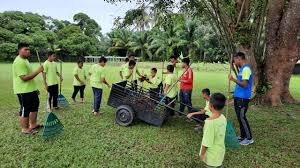 Gambar aktiviti gotong royong di sekolah. Bergotong Royong