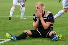 Born 18 april 1997) is a dutch professional footballer who plays as a midfielder for premier league club manchester united and the netherlands national team. Ajax Amsterdam Real Wechsel Fix Donny Van De Beek Weicht Aus