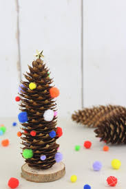 Bunter Weihnachtsbaum Aus Kiefernzapfen Basteln Weihnachten Naturmaterialien Weihnachtdeko Basteln Weihnachtszeit Basteln