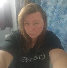 Processing pineapple tops for planting in Florida