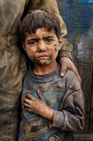 Afghanistan zählt tausende waisenkinder, eine direkte folge des krieges, der das land zerrissen hat. Most Of My Pictures Are Grounded In People I Look For The Unguarded Moment The Essential Soul Peeking Out Experie Steve Mccurry Portrait Beautiful Children