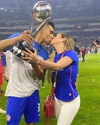 May 23, 2020 · la esposa de orbelín pineda es originaria de querétaro lugar del equipo donde se formó como profesional y cuenta con 24 años de edad, gabriela ríos y el futbolista actualmente tienen un hijo de su matrimonio. Orbelin Pineda On Instagram Objetivo Cumplido Somos Campeones Gracias Cruz Azul Cruzazul