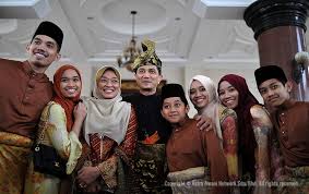 Listen to adik beradik | soundcloud is an audio platform that lets you listen to what you love and share the sounds you create. Azmin Ali With Family Azmin Ali Sworn In As 15th Selangor Menteri Besar Foto Astro Awani