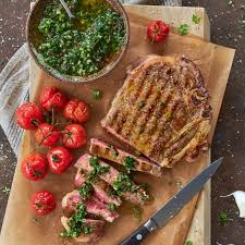 La salsa chimichurri è una tipica ricetta argentina che si è poi diffusa in tutto il mondo. Costata Di Manzo Alla Griglia Con Salsa Chimichurri