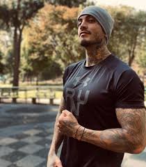 Sin embargo, su gran cantidad de tatuajes siempre ha llegado la atención de. Mateo Carvajal Fue Fuertemente Criticado Por Juego Con Su Hijo Salvador