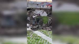 (adnkronos) un autobus dell'anm di napoli in servizio sulla linea 128 è sprofondato in una voragine che si è aperta sul manto stradale in via aniello falcone, nel quartiere vomero. Cronaca Diretta Video Napoli Enorme Voragine Si Apre Davanti L Ospedale Auto Inghiottite Le Prime Immagini Ilmeteo It