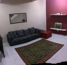 Oleh kerana pintu bilik itu dalam keadaan terkunci, pihak polis telah memecahkan pintu bilik itu dan menemui mayat mangsa dalam keadaan tertiarap.pihak. Bilik Sewa Kota Kemuning Shah Alam Home Facebook