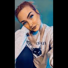 Who can recommend a photographer for a pregnancy session?