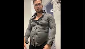 Squeezing into a tight shirt - ThisVid.com