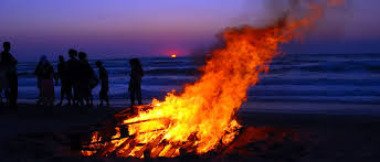 In denmark, the solstice is tied to the feast of saint john the baptist, known in denmark as sankt hans (hans being the diminutive for johannes, or john), who was. Sankt Hans Aften Med Bal