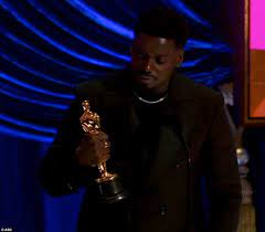 British actor and director daniel kaluuua has won the award for best supporting actor at the 93rd academy awards. Fmek Yecyscxgm