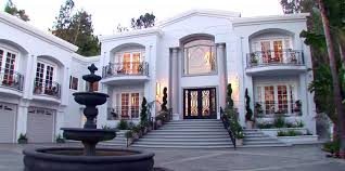 The 15,000 sq ft home features 6 bedrooms, 10 bathrooms, a wine cellar and a guest house with a movie theater. Manny Pacquiao Buys 12 5m Home In Beverly Hills