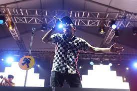 G c memang ku tak mampu belikan dia perhiasan g c tak pernah atau memberi kemewahan d em tapi kuyakin dia bahagia d c tanpa itu semua. Lirik Dan Chord Lagu Mawar Hitam Tipe X