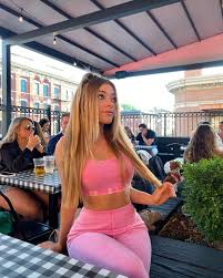 Riley Mae Lewis | A pop of pink | Instagram