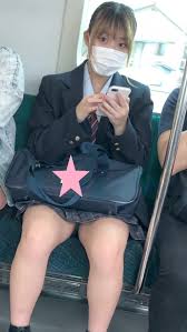 Pcolle】流行のJK電車対面パンチラ！盗撮バレてる？www | 君のパンツは。