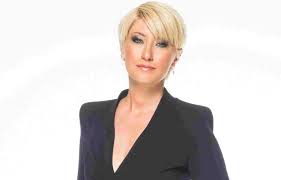 «φυσικά είμαι ερωτευμένη!» η σία κοσιώνη δεν είναι κόρη του πρώην βουλευτή του κκε, παναγιώτη κοσιώνη. H Sia Kosiwnh Me A8lhtiko Look Kai Ton Gio Ths Sto Kentro Ths A8hnas