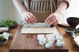 Comment Faire Des Sushi A La Maison Recettes Express Et Un Tas De Conseils Pour Debutants Sushi Maison Sushi Faire Des Sushis
