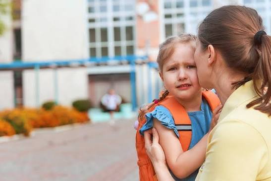 كيف تتعامل مع طفلك القلق من العودة للمدرسة؟ - مجلة كل الأسرة