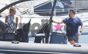 Στη συνέχεια ακολούθησε δεξίωση στον ίδιο χώρο και το ζευγάρι υποδέχτηκε με χειροκροτήματα και βεγγαλικά οι καλεσμένοι του. Elenh Tsolakh Paylos Petroylakhs Celebrities Eidhseis Yupiii Gr