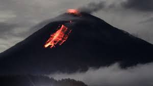 Gunung semeru, also referred to as mahameru (= great mountain), is the highest mountain on it is a stratovolcano. Gunung Semeru Meletus Pendakian Ditutup Total