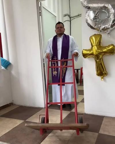 Encontraron al padre sacando al diablo de la iglesia….
