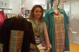 Tentu saja sarung tidak dibuat kasar dan berat. Jessica Mengubah Sarung Makassar Jadi Busana Cantik Lifestyle Bisnis Com