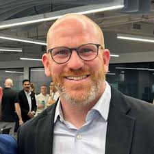 Thank you, Winnipeg! 👋 The cross country tour continues… and let me just  say, Manitoba you did not disappoint! The team at Vitahealth is doing some  incredible things: