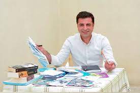 Hdp eş genel başkanı selahattin demirtaş, mardin'in midyat ilçesinde yargılandığı örgüt propagandası davasından beraat etti. Selahattin Demirtas In Tahliyesi Icin Basvuru Yapildi Evrensel