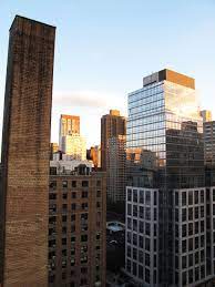 L'appartamento di 56 mq può ospitare comodamente 4 persone, due coppie di amici o una famiglia, si compone di una camera da letto matrimoniale e un salone con divano letto matrimoniale. Dove Dormire A New York Affittare Un Appartamento O Trovare L Hotel Perfetto Lost In Food