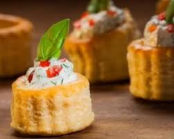 Recette De Mini Bouchees A La Reine Au Fromage Ail Et Fines Herbes Pour L Aperitif Recette Bouchees A La Reine Recette Aperitif Aperitif