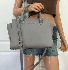 Features a zip closure, detachable strap, gold hardware, 1 interior zip pocket and 4 slip pockets. Michael Kors Bag Outlet Michael Kors Bag Outlet Queenstormsfashio Satchel Tote Bag Handbags Michael Kors Purses And Bags