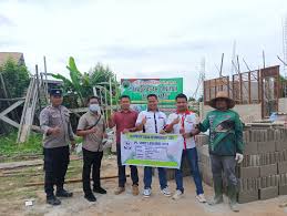 Personel satbinmas Polres Lamamdau dampingi penyerahan CSR PT.SLR