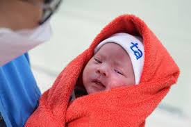 Hà Nội: Em bé sơ sinh chào đời trong túi ối còn nguyên, sản phụ có nên thử  đẻ "bọc điều”?