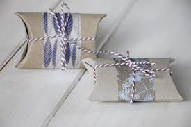 Grad in der kindheit haben wir doch immer wieder auch für kleine bastelaktionen im kindergarten und in der schule klopapierrollen gesammelt. Diy Kleine Geschenkverpackung Aus Klopapierrolle Basteln Lavendelblog