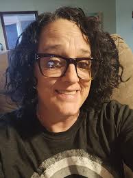 I'm sometimes tempted to cut my hair short like this, but I wonder how it  will look in my current colour......