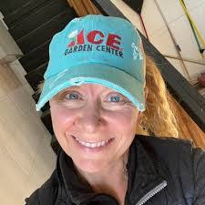 Sara Brisby's Instagram, Twitter & Facebook