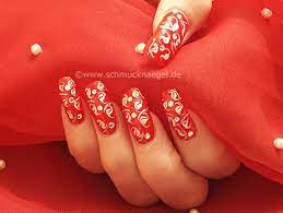 Todo lo que necesitas es un esmalte rojo y un esmalte transparente. Marmolear Disenos De Unas