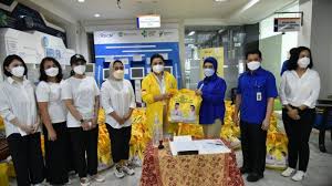 Presiden sukarno beserta rombongan memasuki lapangan. Https Www Tribunnews Com Kilas Non Kementrian 2021 08 13 Ketum Airlangga Instruksi Golkar Bantu Tangani Covid 19 Https Cdn 2 Tstatic Net Tribunnews Foto Bank Images Ketua Umum Partai Golkar Menyerahkan Bantuan Masker Kepada Ketua Dpd Prov