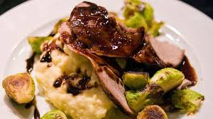 Recette De Roti De Sanglier Marine Au Vin Rouge Sauce Vin Et Cognac Flambe En Pleine Saison De Chasse Ou Recettes De Cuisine Roti De Sanglier Recette Roti