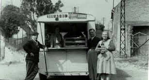 Souvenir Du Camion Epicerie Qui Revient En 2014 Noir Et Blanc Souvenir Nostalgie