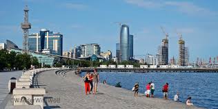 Baku hat kulturell, architektonisch und kulinarisch viel zu bieten. Von Erdol Feuer Und Lammspiessen In Baku Aserbaidschan Wander With Wolf