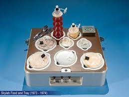 Fin dal primo passo di neil armstrong, annunciato dalla frase storica un piccolo passo per un uomo, ma un grande. Curiosita Scientifiche Cosa Mangiano Gli Astronauti Nello Spazio E Usano La Forchetta Focus Junior
